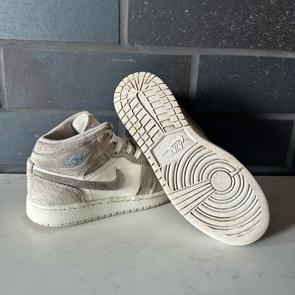 AIR JORDAN 1 RETRO MID SE NEUTRAL SUEDE GREY SIZE 5Y